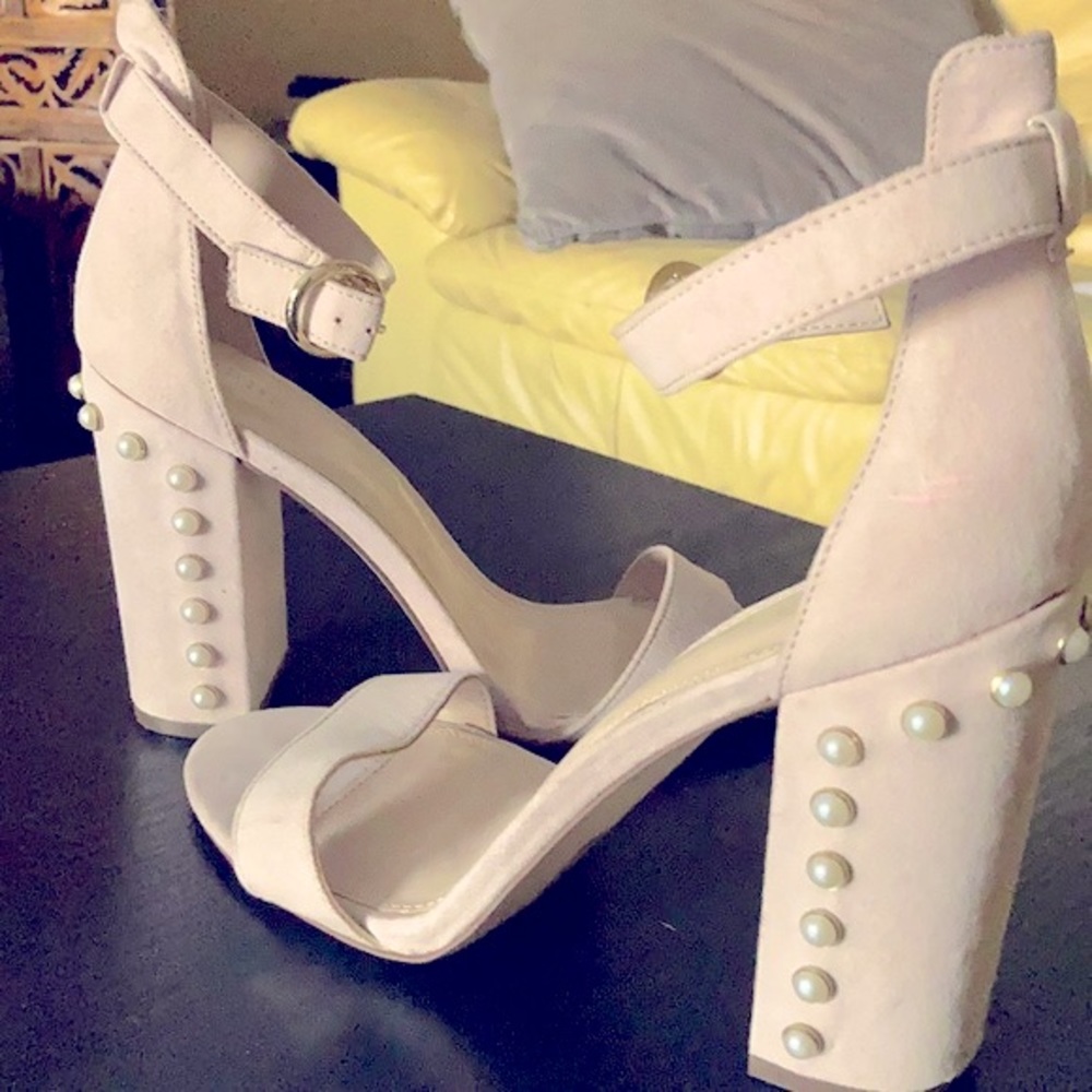 Beige ankle strapped shoe with pearls on heels
